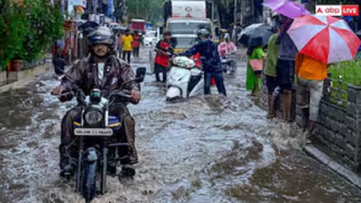 भारी बारिश के चलते मुंबई में स्कूल बंद, कई ट्रेनें रद्द